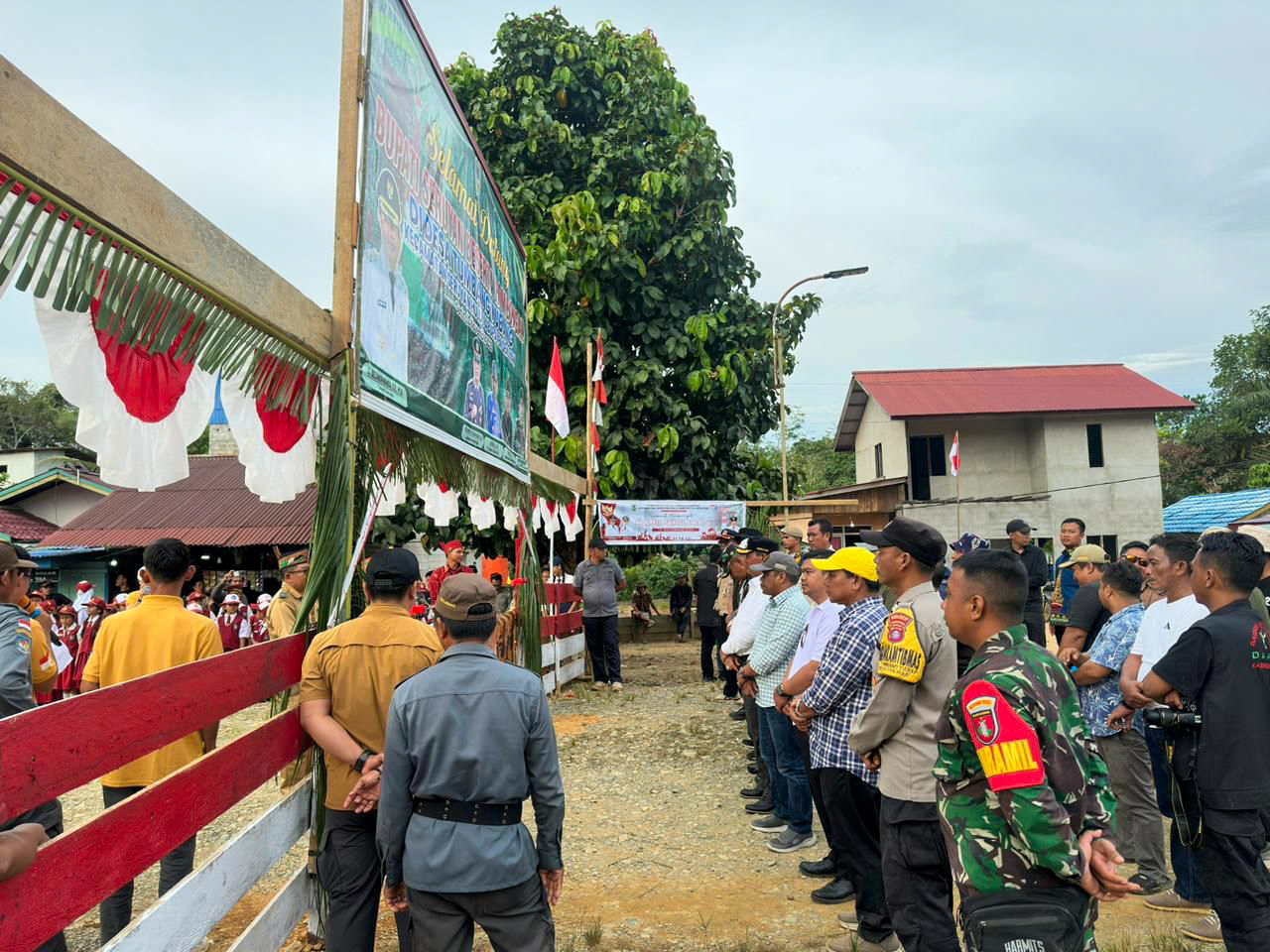 Penyambutan rombongan Bupati Seruyan dan anggota Forkompimda setempat di Desa Tumbang Kubang, baru-baru tadi.