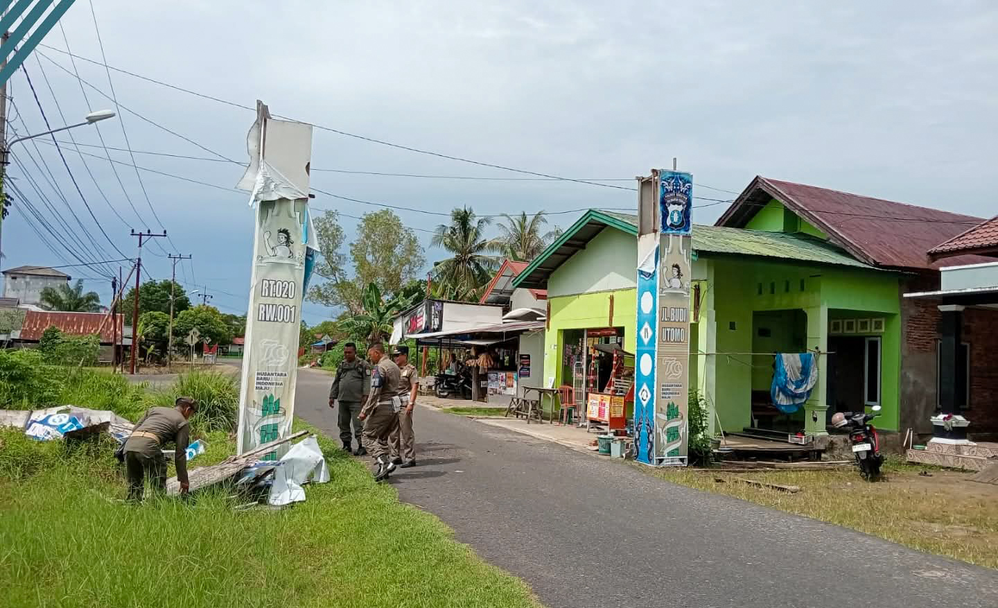 Petugas saat turun menindaklanjuti laporan warga terkait kondisi gapura yang mulai rusak, Rabu (12/11).