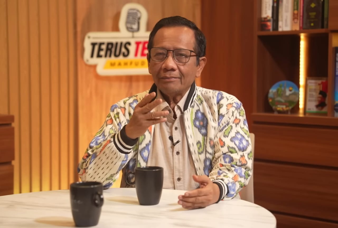 Mahfud MD menyebut kasus dugaan pencemaran nama baik yang menyeret Roy Suryo tak bisa diputus tanpa pembuktian ijazah Joko Widodo. (Tangkapan layar YouTube Mahfud MD)