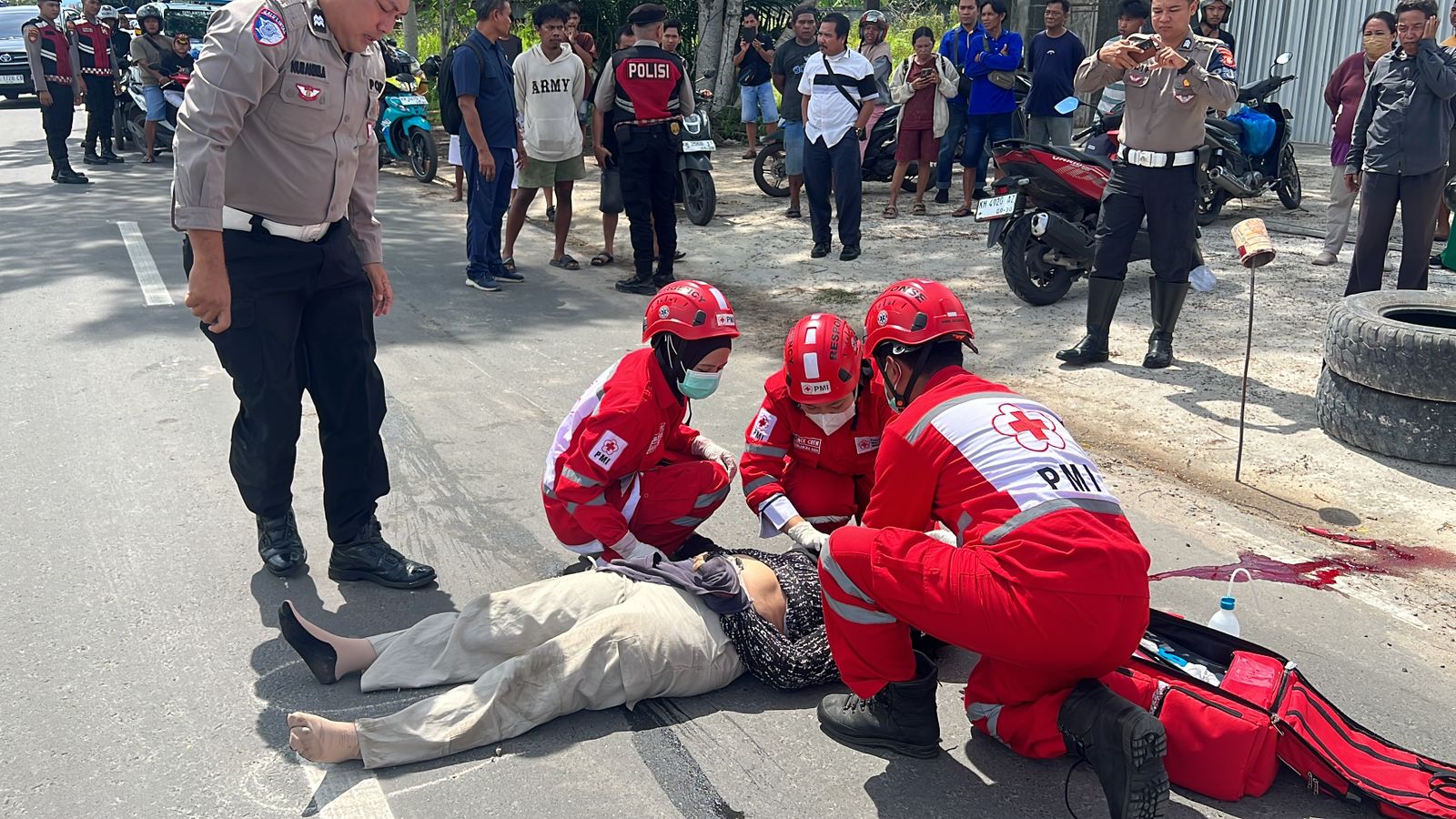 Petugas kepolisian dan petugas medis saat mengevakuasi NS ke rumah sakit, setelah mengalami kecelakaan setelah menabrak seekor kucing, di Jalan Tingang, Palangka Raya, Rabu 12/11).