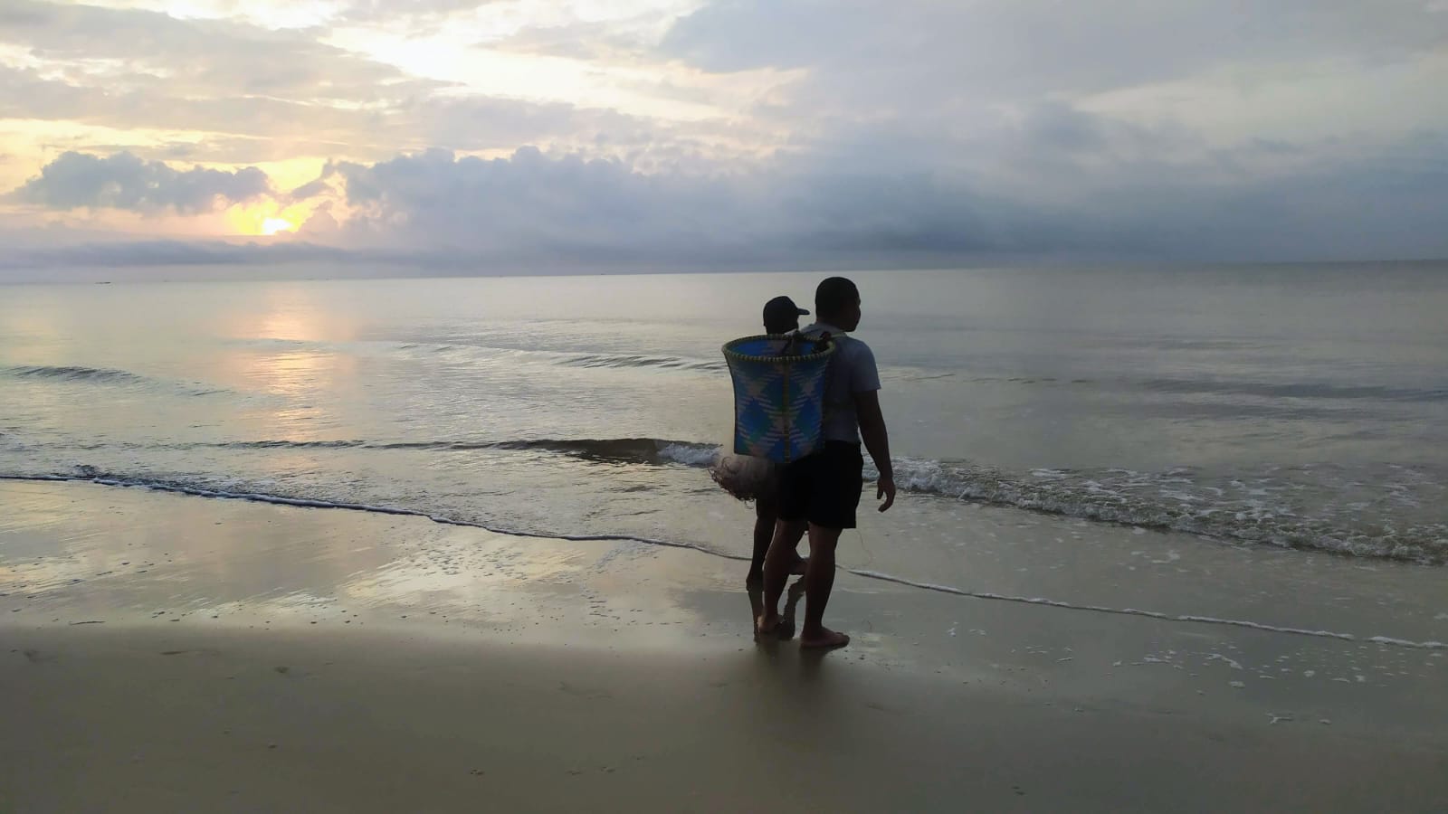 Suasana perairan laut di Ujung Pandaran, Kecamatan Teluk Sampit, saat pagi hari. (Dok. Usay Nor Rahmad/Radar Sampit)