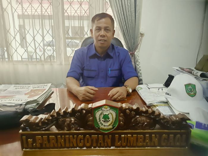 WAWANCARA: Anggota Komisi III DPRD Kotim, SP Lumban Gaol ketika ditemui Radar Sampit. FOTO: HENY/RADAR SAMPIT