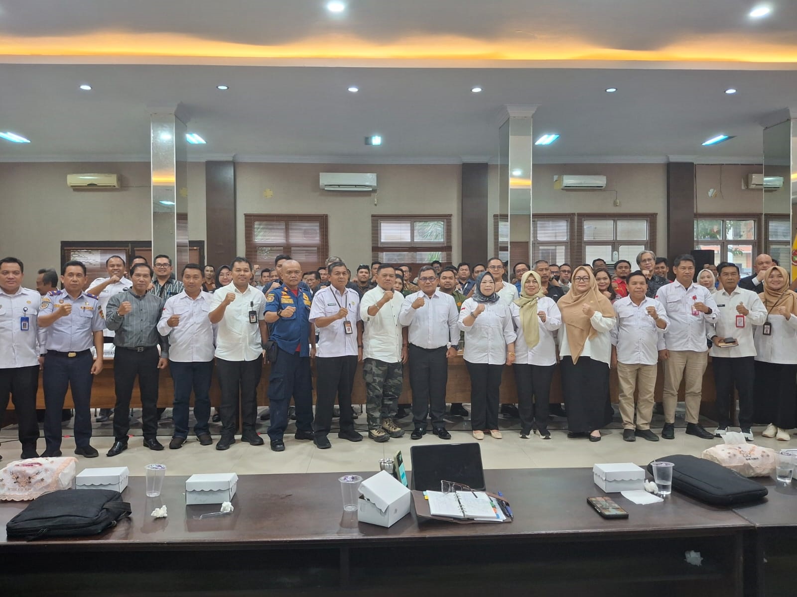 Bupati Kobar Hj Nurhidayah memimpin rapat koordinasi pengelolaan program tanggung jawab sosial dan lingkungan perusahaan di kantor bupati, Rabu (12/11).