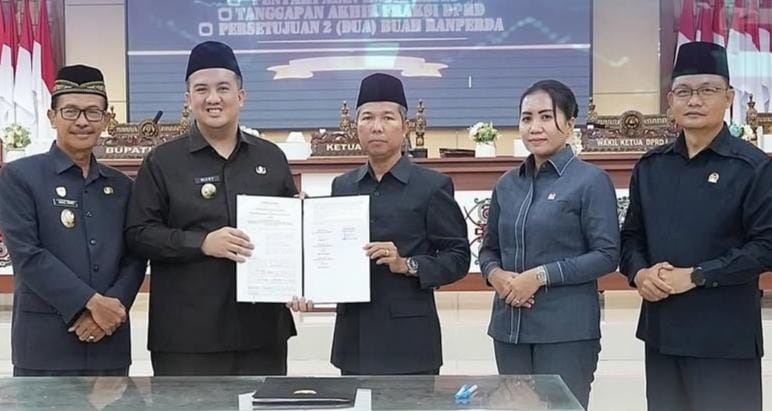 Bupati Lamandau bersama Wakil Bupati dan Ketua DPRD serta wakil-wakil ketua DPRD menunjukkan kesepakatan raperda.
