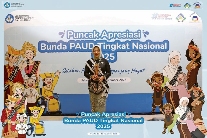 PENGHARGAAN: Bunda PAUD Kotim Khairiah Halikinnor menerima penghargaan sebagai Bunda PAUD kabupaten kategori Wiyata Darma Madya Pada Apresiasi Bunda PAUD Tingkat Nasional Tahun 2025