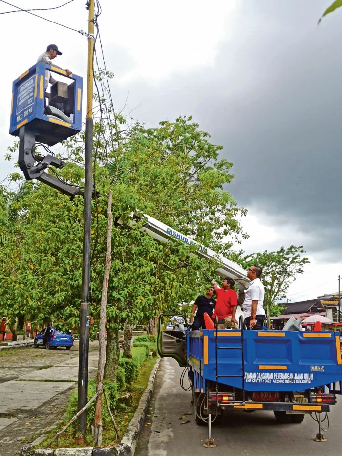 PEMELIHARAAN: Kepala Dishub Kotim Raihansyah meninjau langsung pemeliharaan PJU di dalam Kota Sampit. FOTO: DISHUB KOTIM/RADAR SAMPIT