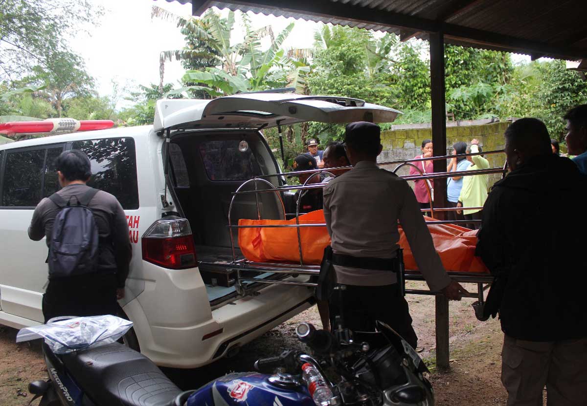 EVAKUASI: Proses evakuasi jenazah Karmin yang ditemukan tewas gantung diri di Desa Kujan, Lamandau, Rabu (13/11).