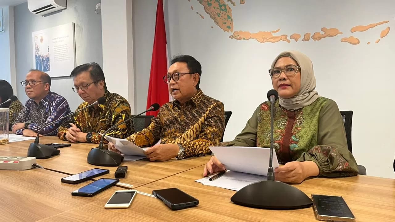 Ketua Umum GAPKI, Eddy Martono (dua dari kanan). (Nanda Prayoga/JawaPos.com)
