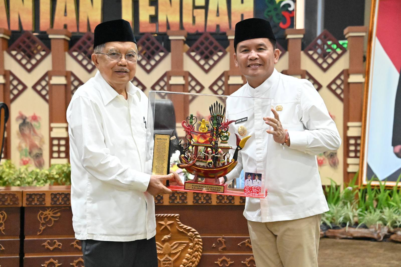 PELANTIKAN: Gubernur Kalteng Agustiar Sabran dipercaya memimpin Dewan Masjid Indonesia (DMI) Provinsi Kalteng dan dilantik oleh Ketua Umum Pimpinan Pusat DMI Jusuf Kalla di Aula Jayang Tingang