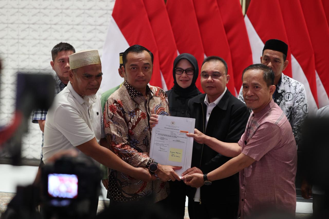 REHABILITASI: Penyerahan surat rehabilitasi dari presiden untuk dua guru di Luwu Utara. (Istimewa)