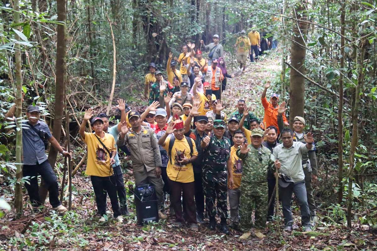 KENANG PAHLAWAN: Bupati Seruyan Ahmad Selanorwanda bersama peserta napak tilas saat mengikuti peringatan Hari Pahlawan di kawasan bersejarah Sepan Biha, Kecamatan Seruyan Hulu, Rabu (12/11).