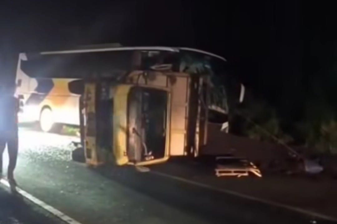 Suasana lokasi kejadian kecelakaan Bus Damri dan truk di Jalan Tjilik Riwut, Desa Pelantaran, Kecamatan Cempaga Hulu, Rabu malam (13/11/2025). (Oes/Radar Sampit)