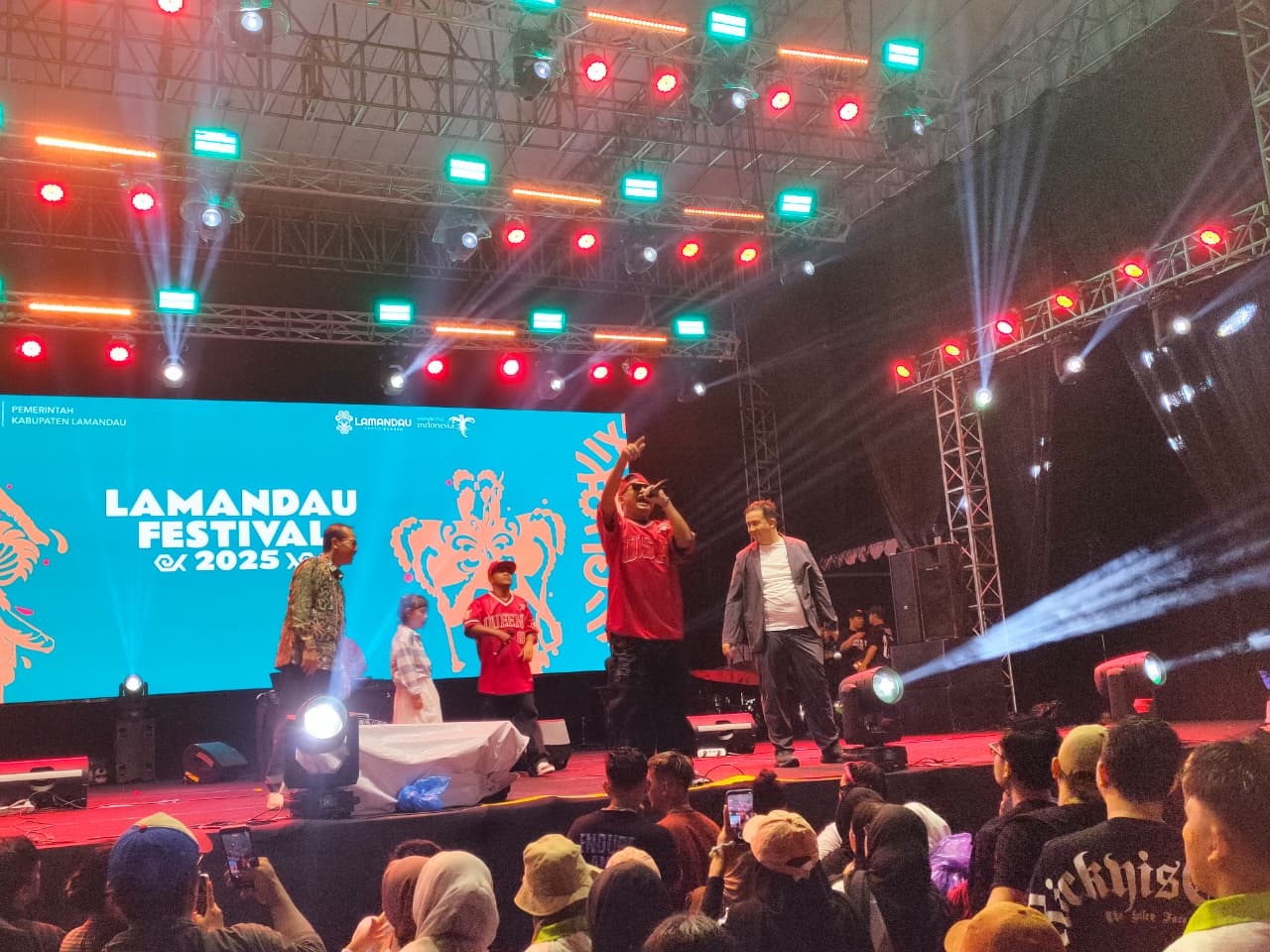 Ribuan warga menyaksikan penampilan grup musik NDX dan penyanyi Leona Zhen di Alun-alun Kabupaten Lamandau, Selasa (11/11) malam.