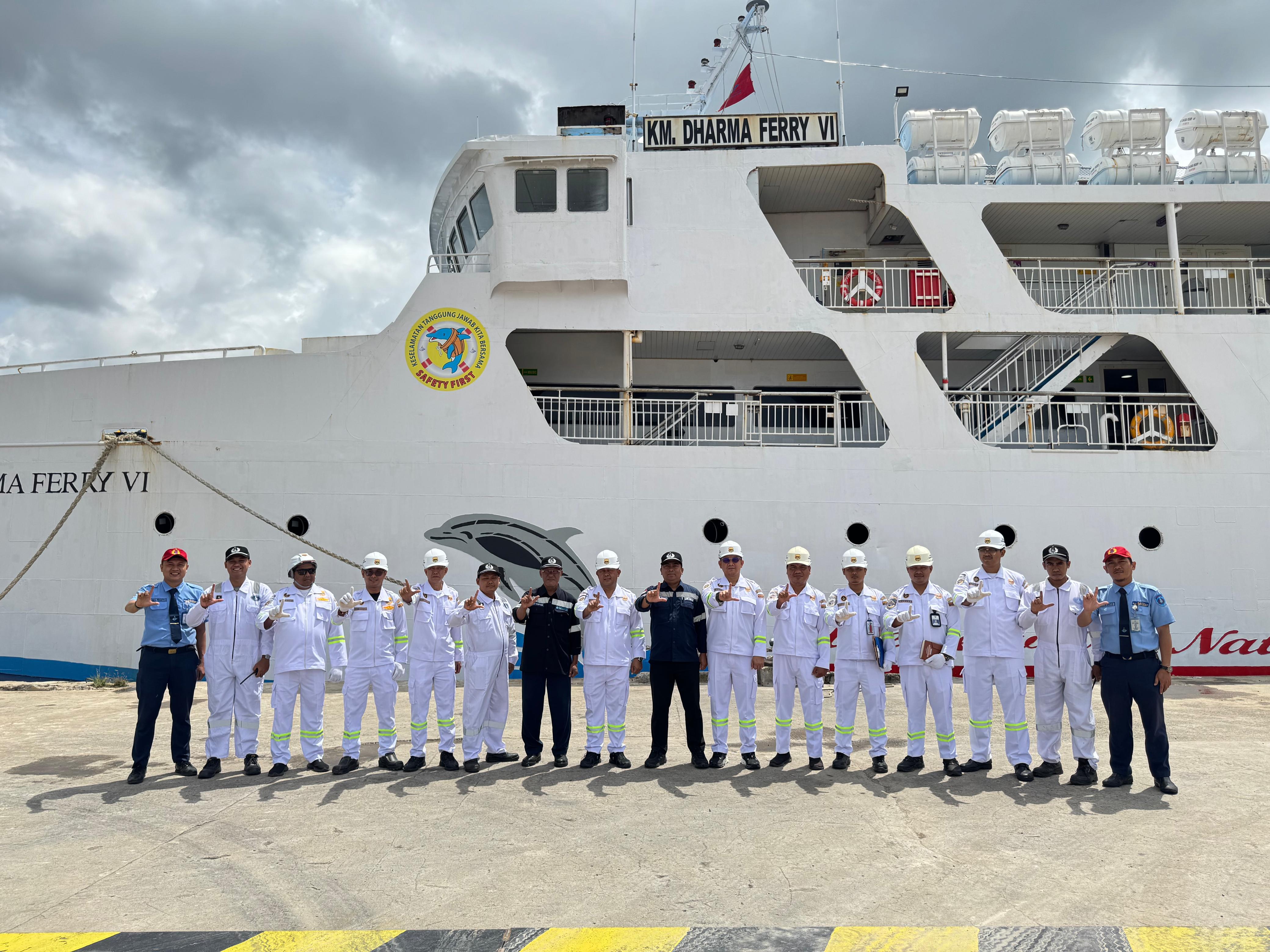 PASTIKAN LAIK JALAN: Kepala KSOP Kelas III Sampit Hotman Siagian, beserta jajaran, bersama Tim Marine Inspector, Manager PT DLU Sampit dan tim di depan KM Dharma Ferry VI usai ramp check (Yuni/RS)