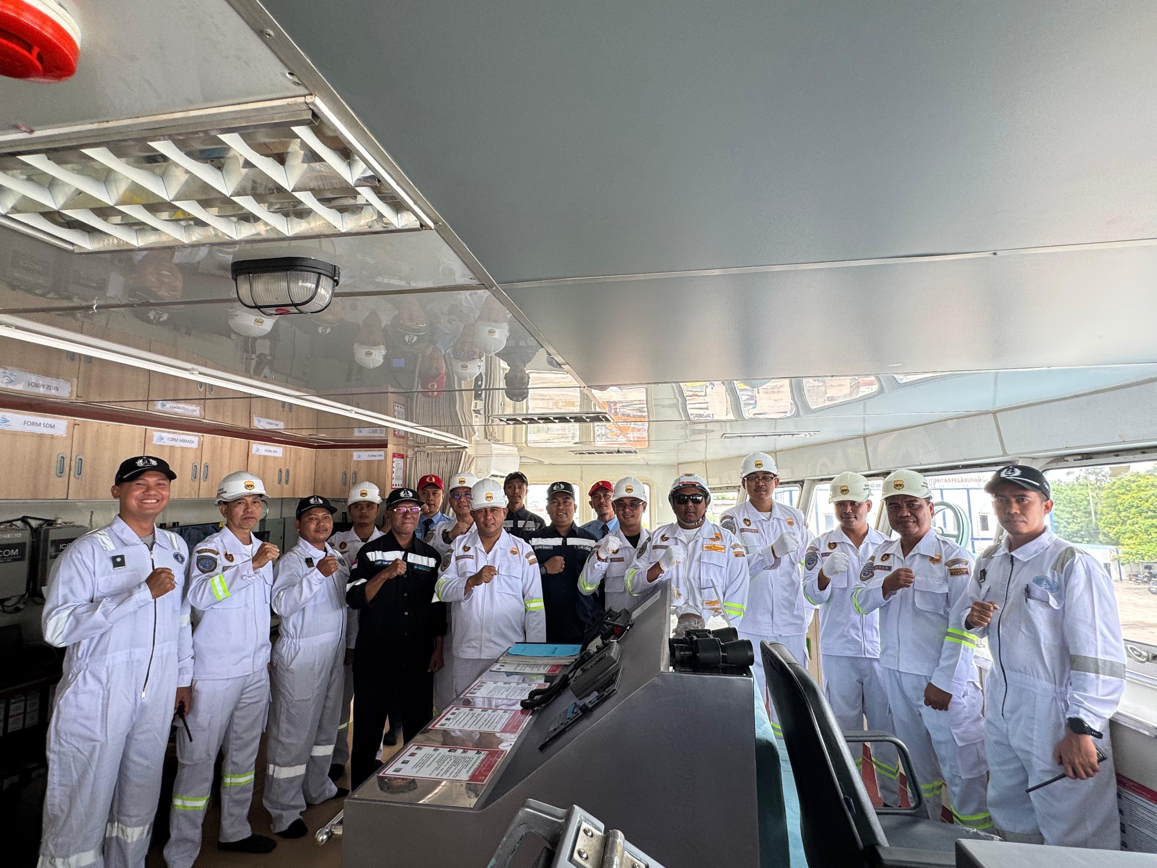 PEMERIKSAAN: Tim KSOP Kelas III Sampit saat melakukan pemeriksaan kelaiklautan di ruang navigasi KM Dharma Ferry VI guna memastikan kesiapan kapal jelang angkutan Natal dan Tahun Baru. (Yuni/RS)