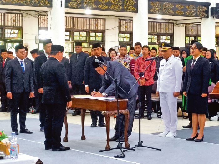 PELANTIKAN: Bupati Kotim Halikinnor saat melantik pejabat baru di lingkungan Pemkab Kotim, beberapa waktu lalu. FOTO: DOK.YUNI/RADAR SAMPIT