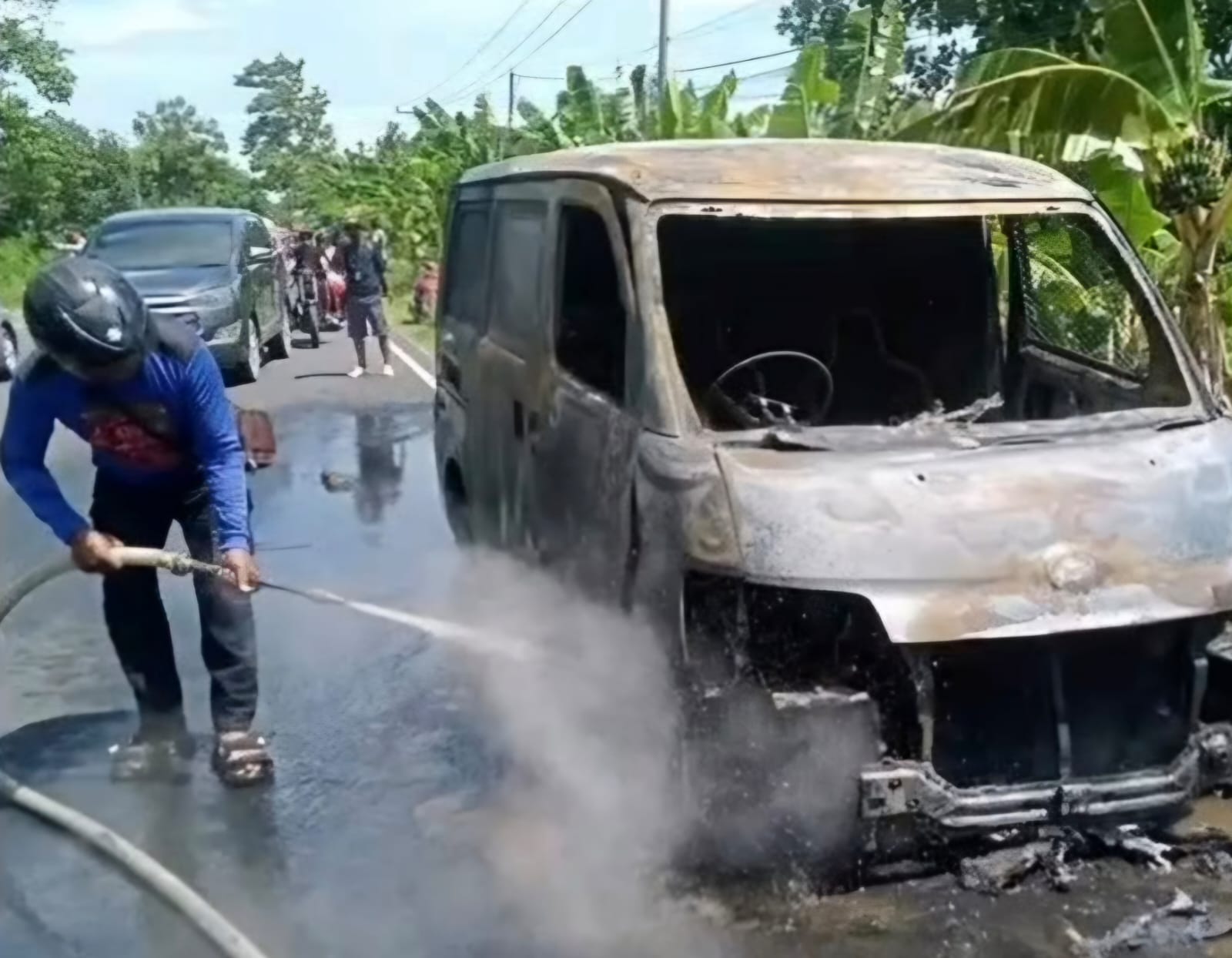 Satu unit mobil Daihatsu jenis blind fan milik Perusahaan Swadaya Sarana Informatika (SSI), rekanan salah satu bank BUMN Cabang Polewali Mandar (Polman), terbakar Rabu (12/11/2025) (jawapos.com)