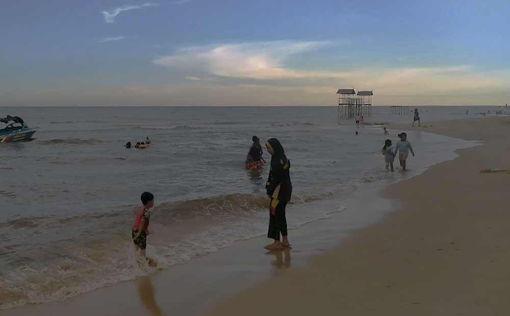 Pantai Ujung Pandaran di Kecamatan Teluk Sampit, Kabupaten Kotawaringin Timur, saat cuaca normal. (Dok. Usay Nor Rahmad/Radar Sampit)