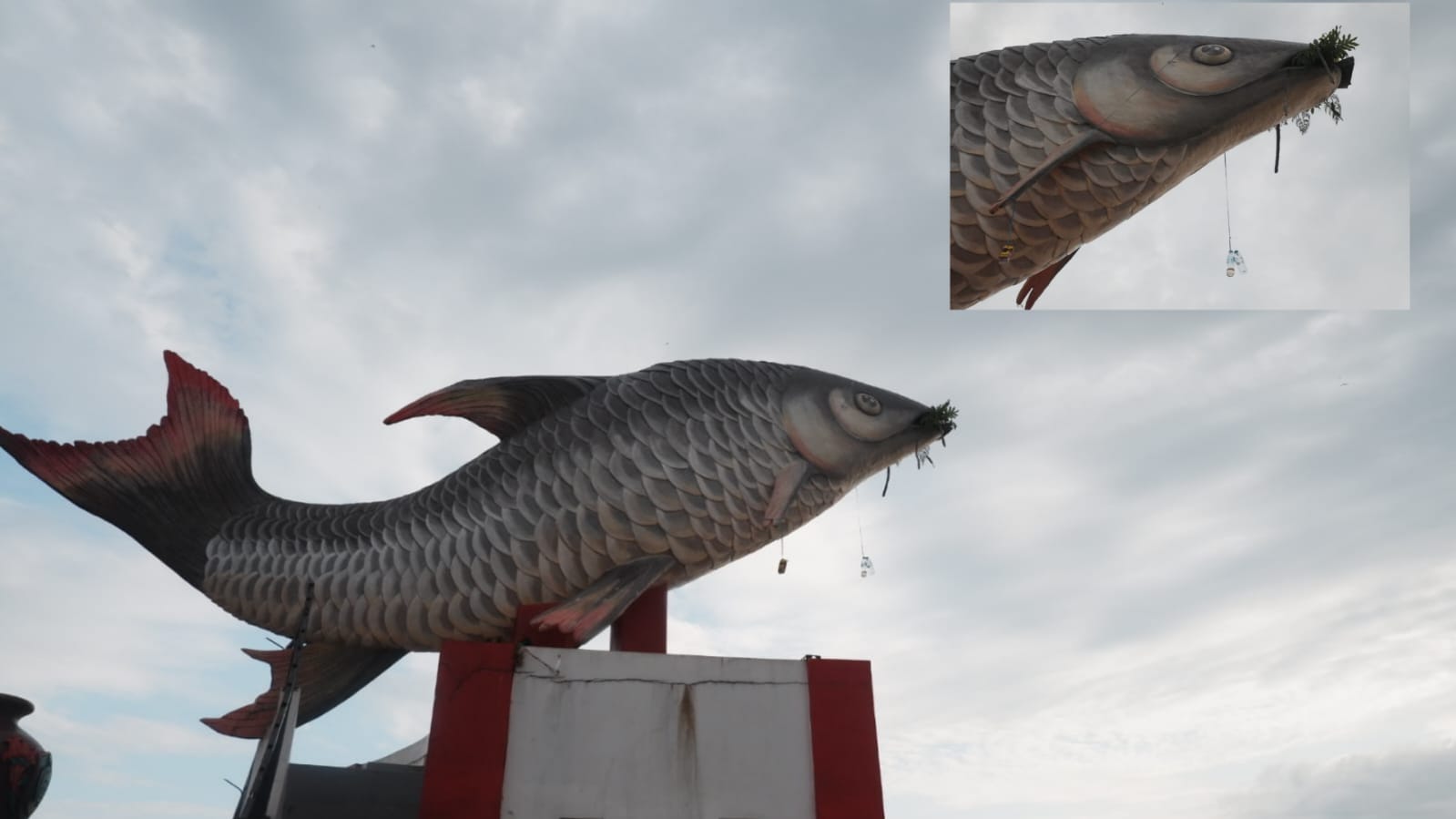 Patung ikan jelawat yang biasa mengeluarkan air mancur kini ditumbuhi tumbuhan liar, dan banyak botol plastik menggantung. (Usay Nor Rahmad/Radar Sampit)