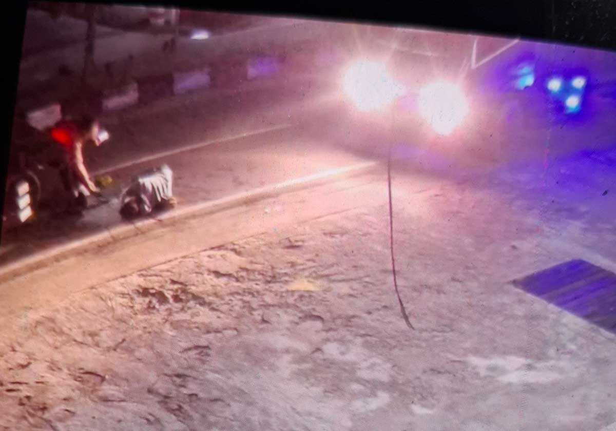 CELAKA: Seorang pengendara motor tak sadarkan diri setelah menghantam truk parkir di Jalan HM Arsyad, Kecamatan MB Ketapang, Sampit, Kamis (13/11) dini hari.