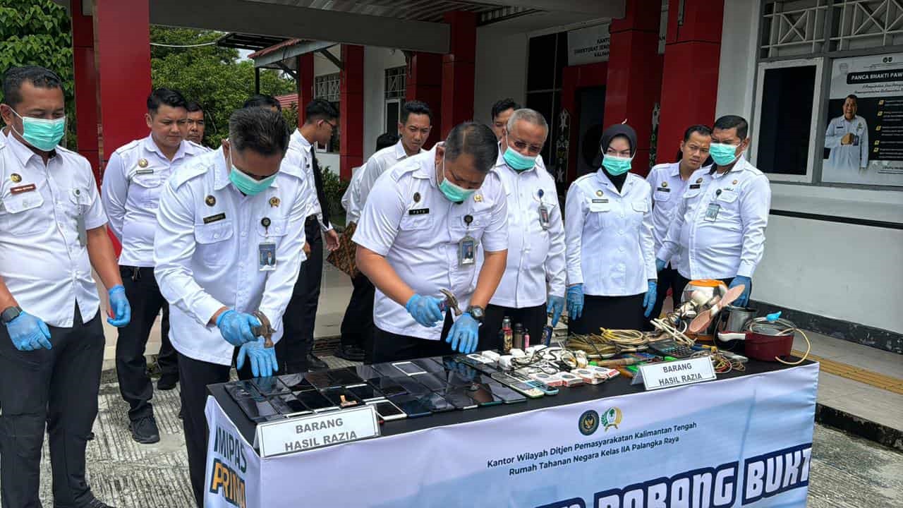 PEMUSNAHAN: Proses pemusnahan benda-benda terlarang yang ditemukan dari lapas dan rutan, Rabu (12/11/2025).&nbsp;DITJENPAS KALTENG/RADAR SAMPIT