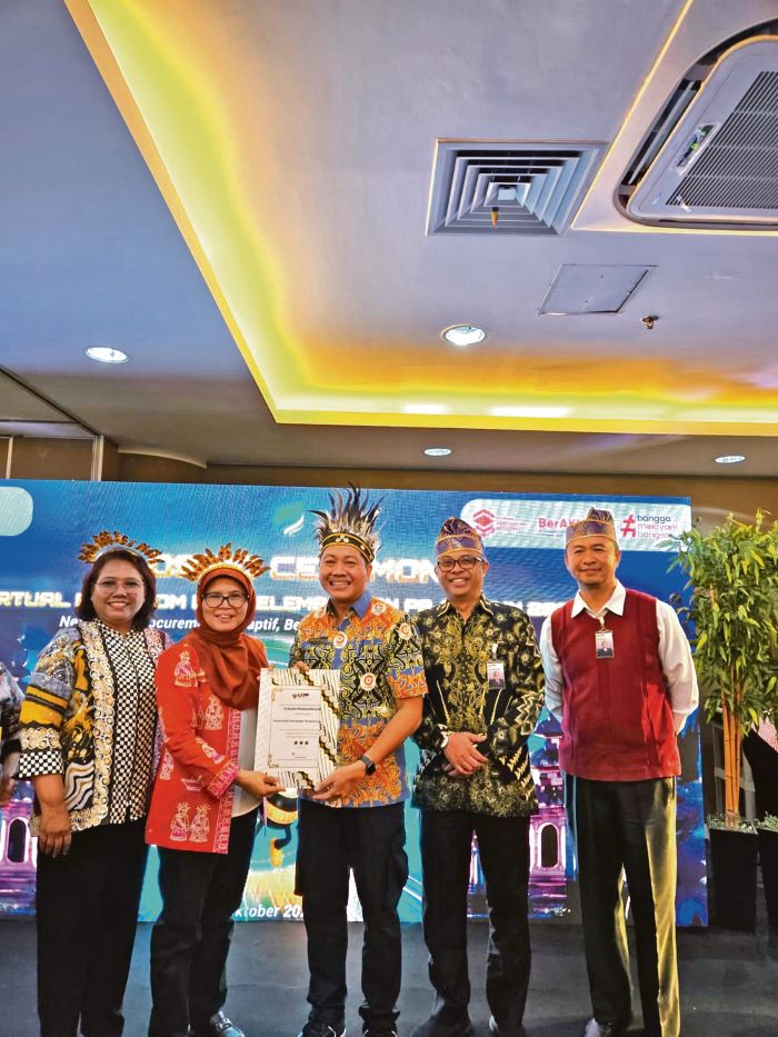 PENGHARGAAN: Kabag Pengadaan Barang dan Jasa Setda Kotim Yephi Hartady Periyanto (tengah) mewakili Pemkab Kotim menerima penghargaan pada kegiatan Closing Ceremony Virtual Expo SDM dan Kelembagaan PBJ