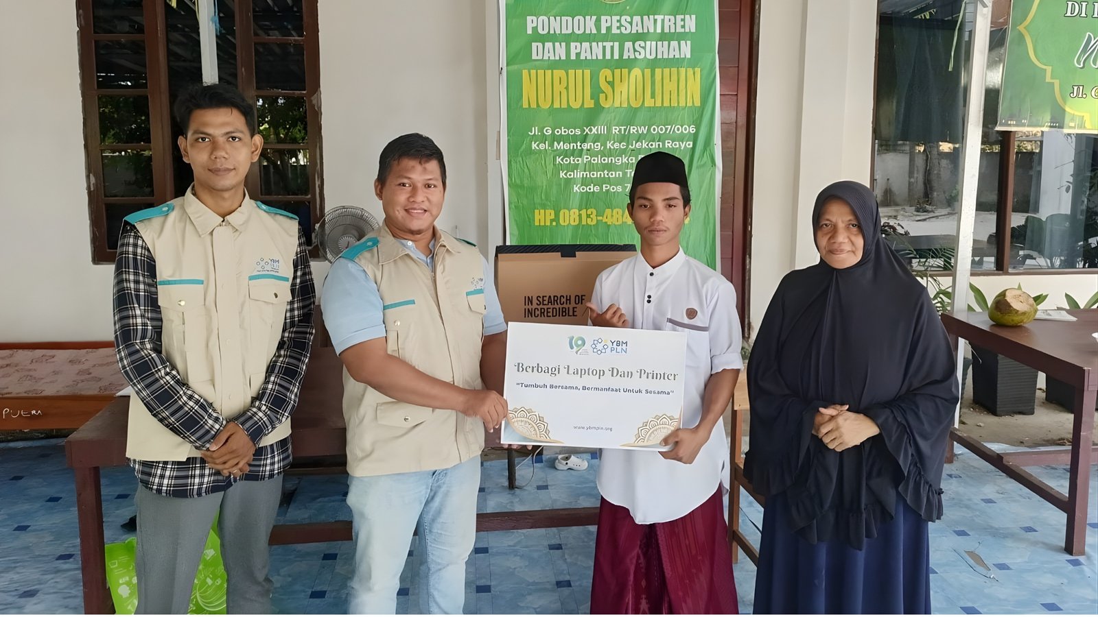 Fahmi, salah satu siswa di Ponpes Nurul Sholihin saat menerima bantuan dari YBM PLN. Ia menyampaikan rasa syukurnya atas kepedulian yang ditunjukkan&nbsp;PLN.