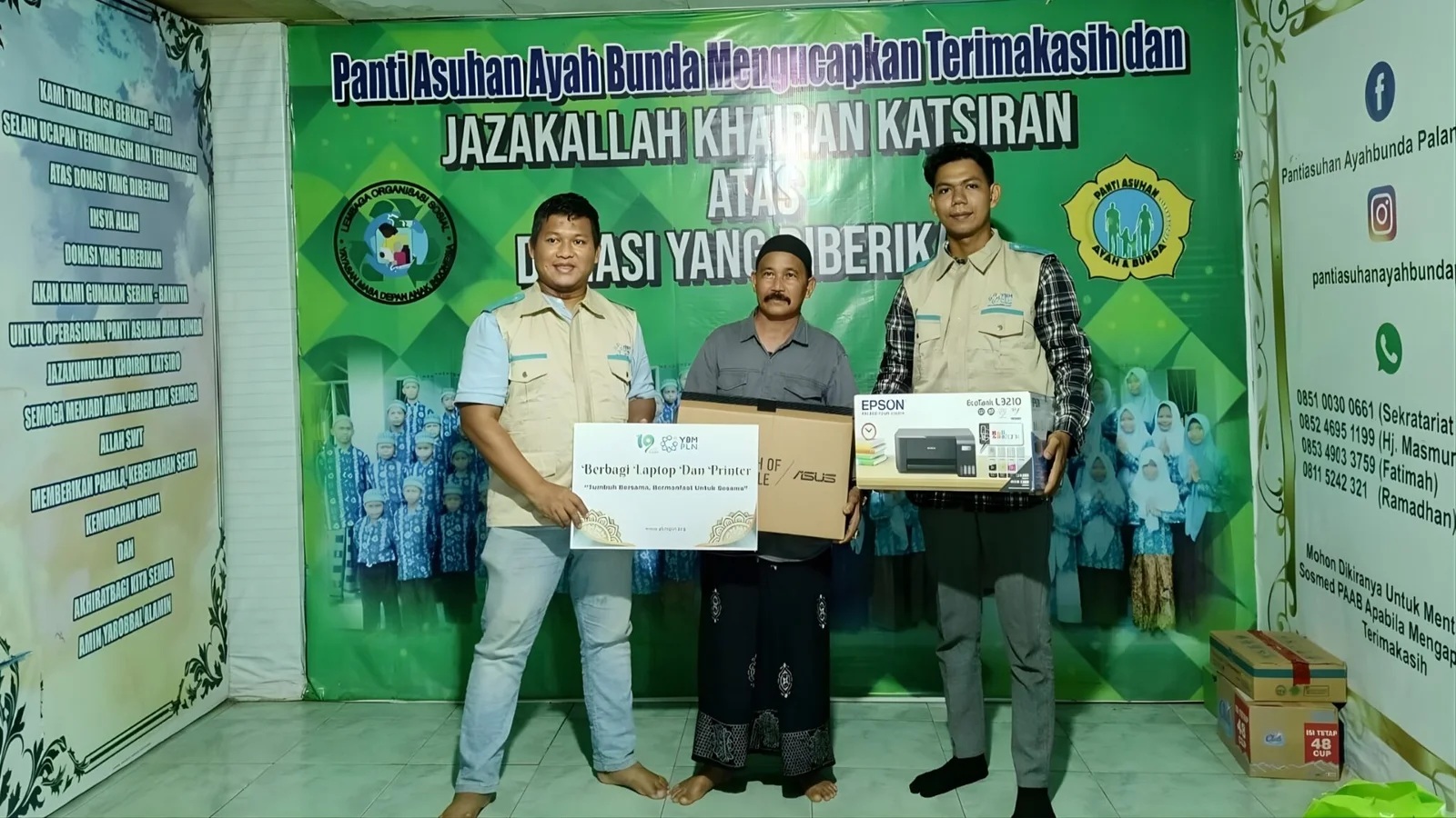 Khairullah, pengasuh Panti Asuhan Ayah Bunda Palangka Raya saat menerima bantuan Laptop dan Printer dari YBM PLN. Ia juga merasa bahagia atas perhatian dan kepedulian insan PLN