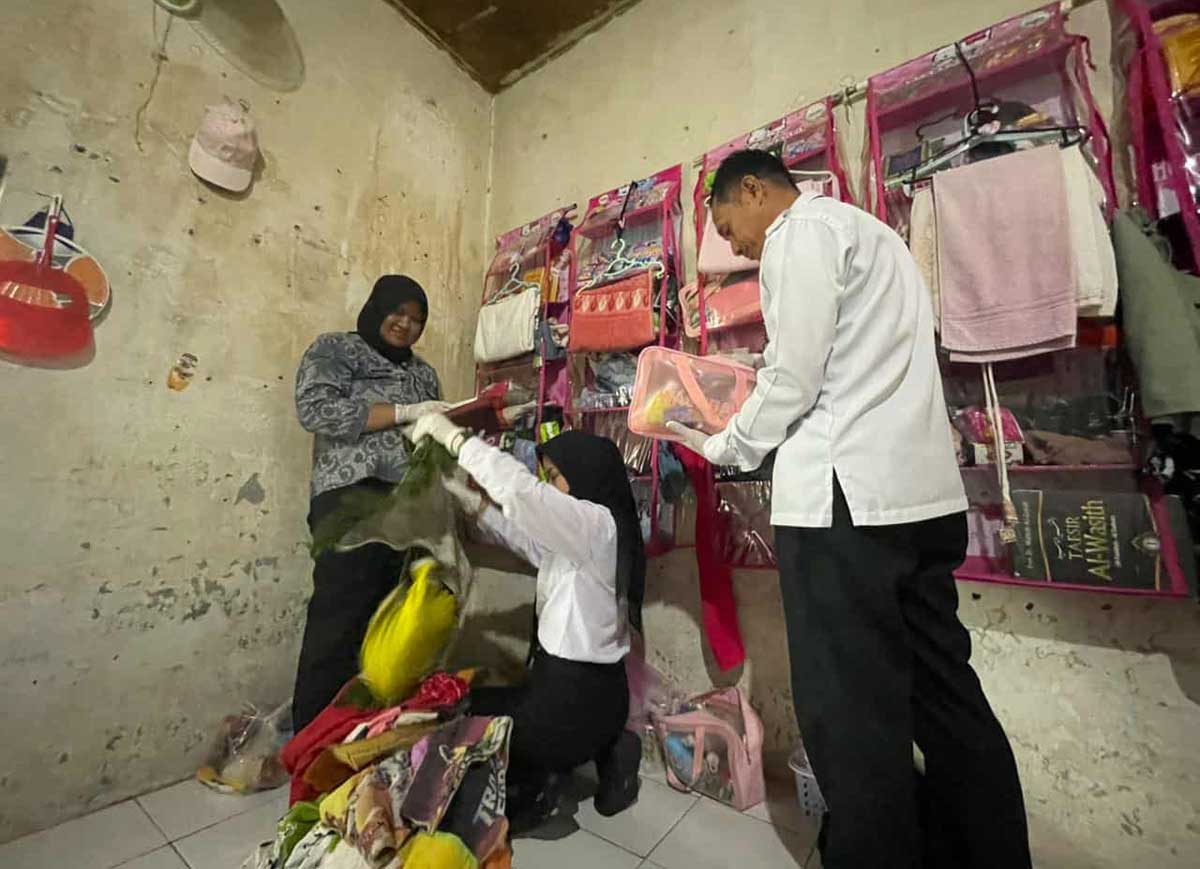 RAZIA: Petugas memeriksa salah satu blok hunian Warga Binaan Pemasyarakatan (WBP) Lapas Perempuan Kelas IIA Palangka Raya, Rabu (12/11/2025).