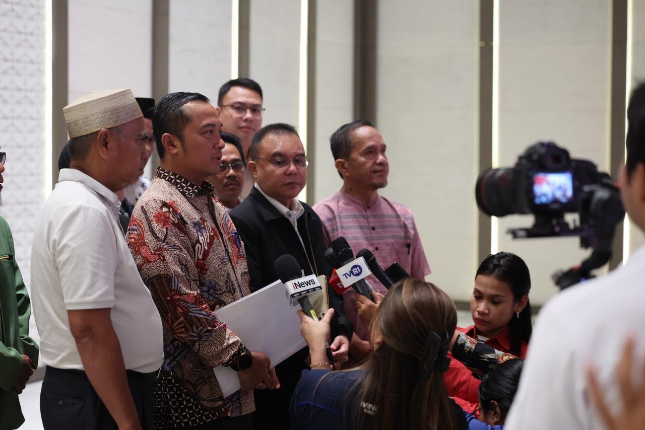 REHABILITASI: Penyerahan surat rehabilitasi dari presiden untuk dua guru di Luwu Utara. (Setpres RI)
