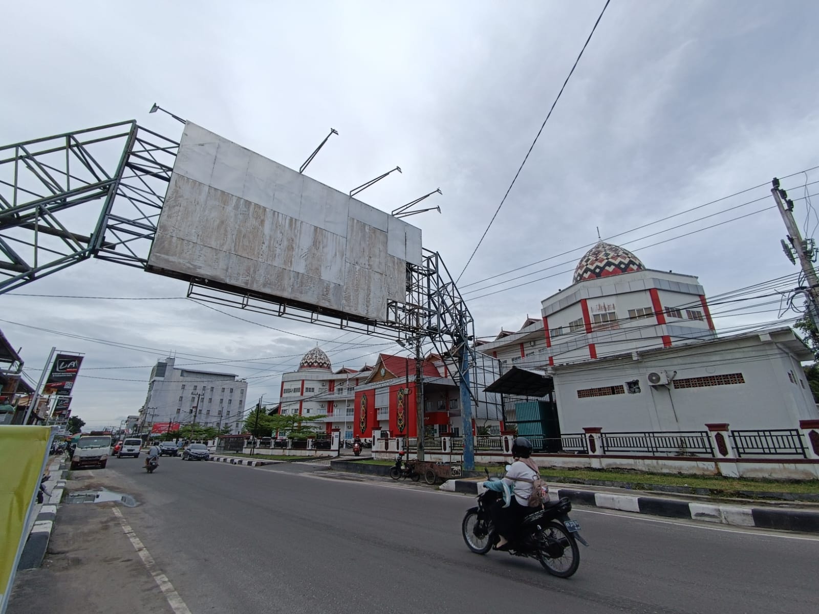 Salah satu reklame kosong di Sampit, perlu kepedulian pihak vendor agar tidak membahayakan warga. (Usay Nor Rahmad/Radar Sampit)