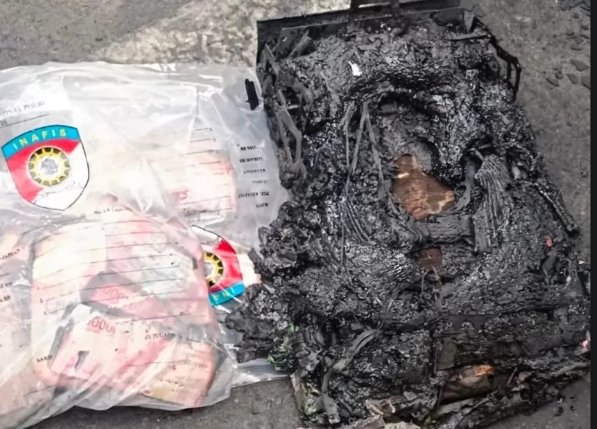 Uang tunai Rp 4,6 miliar ikut terbakar dalam insiden terbakarnya mobil boks milik Perusahaan Swadaya Sarana Informatika (SSI), rekanan bank BUMN Cabang Polewali Mandar, Rabu (12/11) siang. (Istimewa)