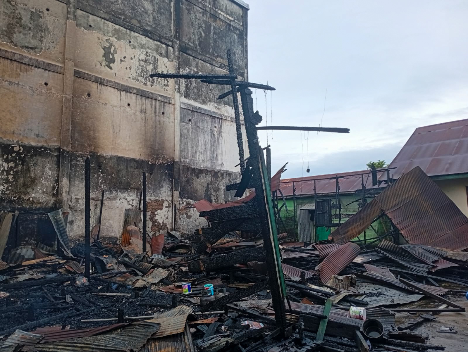 Kebakaran di kawasan padat penduduk, Jalan Diponegoro, Kuala Pembuang, Kamis (13/11) sekitar pukul 01.20 WIB.