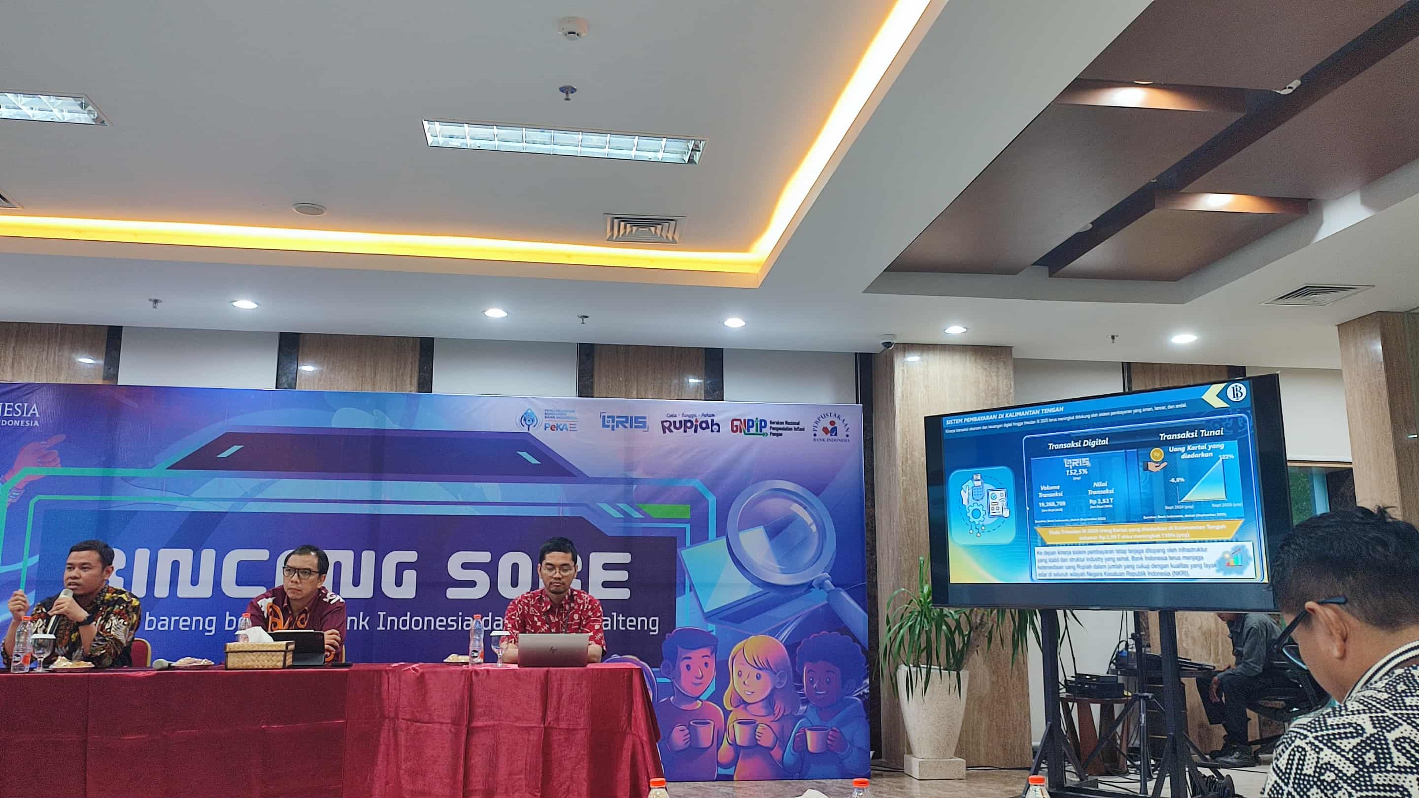 PAPARAN: Kepala Perwakilan Bank Indonesia (BI) Kalteng, Yuliansyah Andrias dalam acara Bincang Sore: Ngobrol Bareng Bank Indonesia dengan Media Kalteng, di Executive Lounge BI Kalteng, Selasa (11/11)