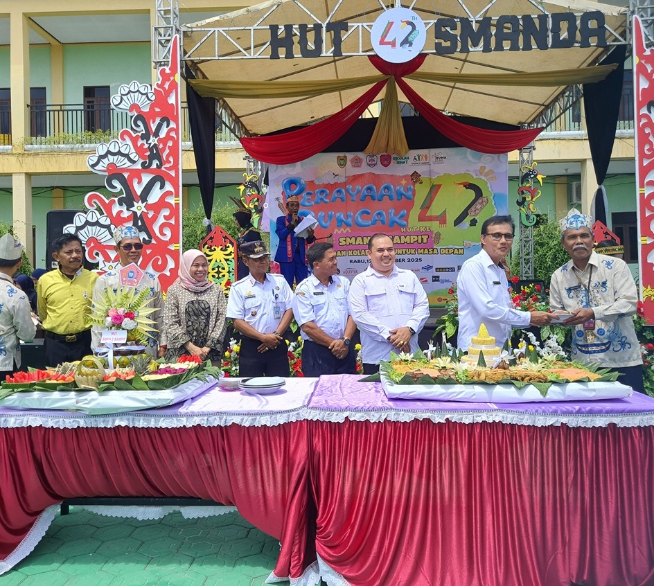 PERAYAAN: Perayaan HUT SMAN 2 Sampit di Lapangan SMAN 2 Sampit yang berlangsung meriah, Rabu (12/11).HENY/RADAR SAMPIT