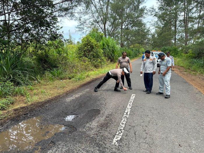 ANTISIPASI KECELAKAAN: Dinas Perhubungan, PT Jasa Raharja serta jajaran Satlantas Polres Seruyan menandai titik kerusakan jalan lintas Sampit &ndash; Kuala Pembuang, Jumat (14/11/2025).