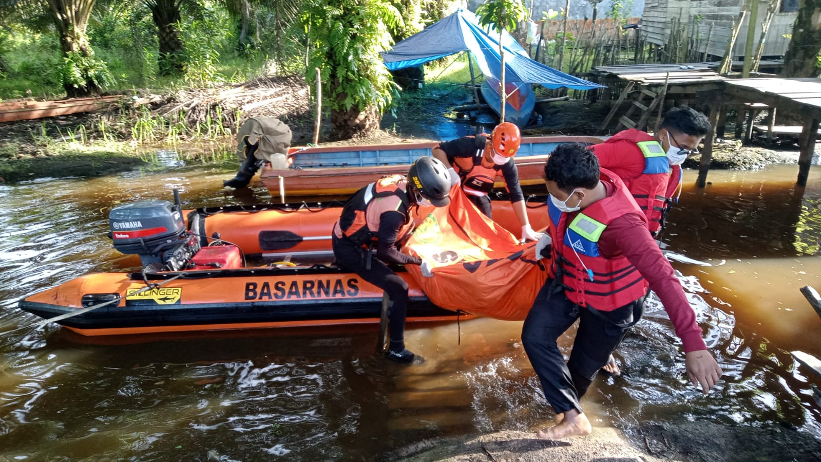 DITEMUKAN: Tim SAR gabungan akhirnya menemukan Sari, IRT yang dikabarkan tercebur ke Sungai Seluluk saat mandi. Korban ditemukan meninggal. (Basarnas/Radar Sampit)