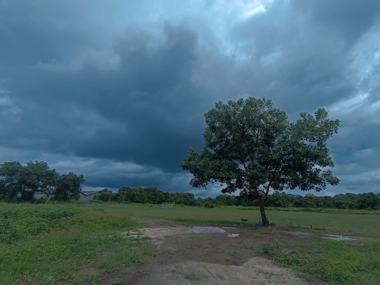 Awan hitam di langit Kotawaringin Timur. (Usay Nor Rahmad/Radar Sampit)