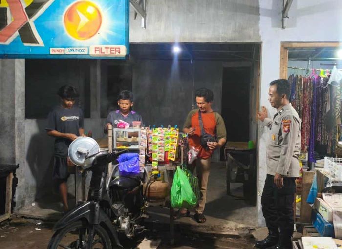 DIALOGIS : Personel Polsek Sebangau, Polresta Palang Raya menyambangi warga serta patrol ke sejumlah titik rawan gangguan Kamtibmas di Kecamatan Sabangau. FOTO: POLRESTA PALANGKA RAYA/RADAR SAMPIT