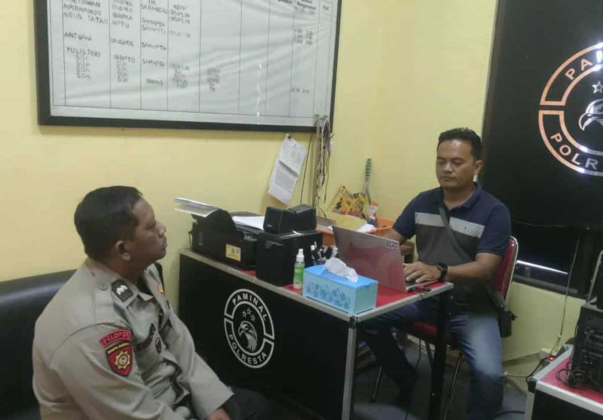 PEMERIKSAAN: Propam Polresta Palangka Raya melakukan pemeriksaan terhadap anggota terkait video warga yang menyebut ada oknum main judi online.