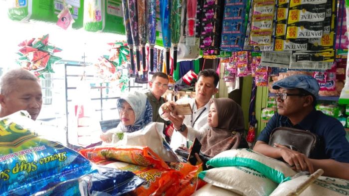 BERBINCANG : Direktur Pengendalian Kerawanan Pangan Bapanas RI Sri Nuryanti ketika berbincang dengan pedagang di Pasar Lama Kuala Kurun, Kabupaten Gunung Mas, Selasa (11/11/2025) lalu.