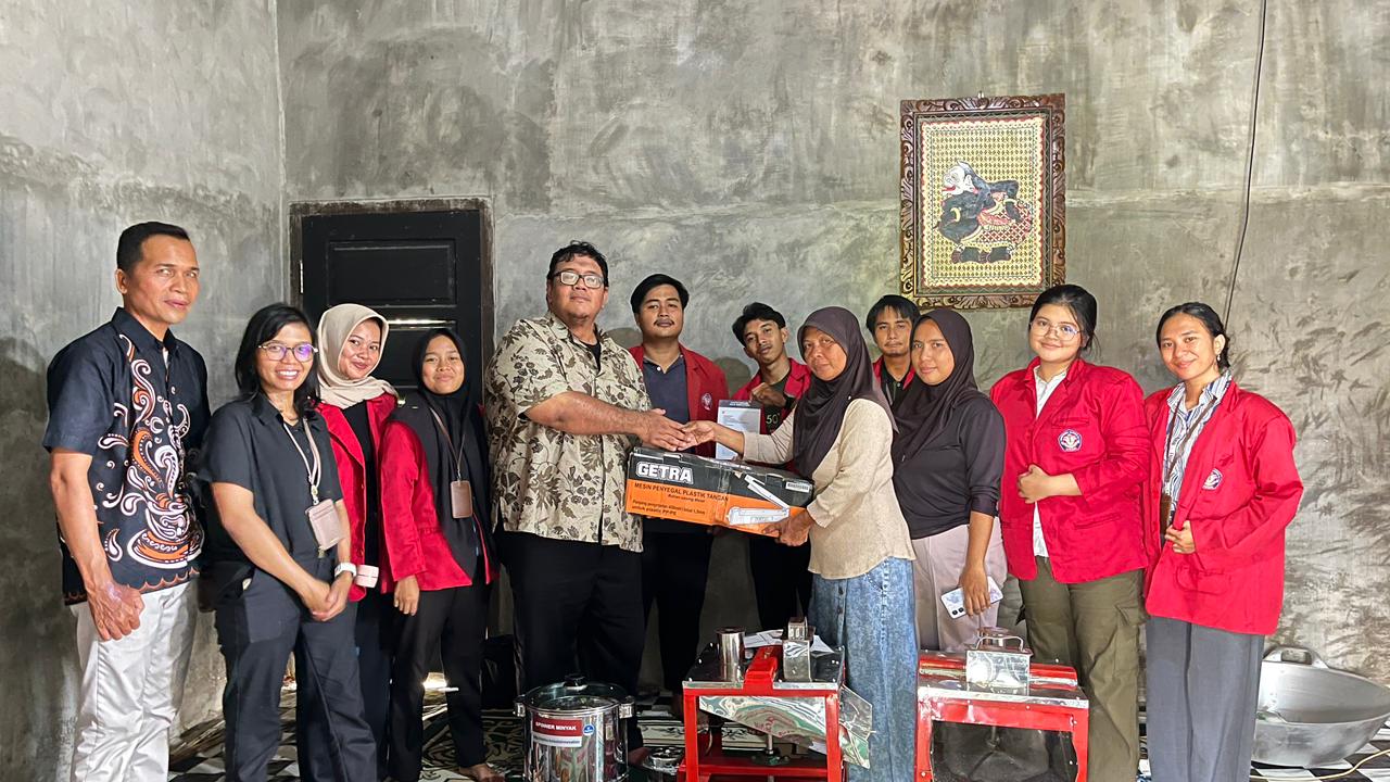 Penyerahan peralatan dan mesin kepada Kelompok Wanita Tani (KWT) Melati