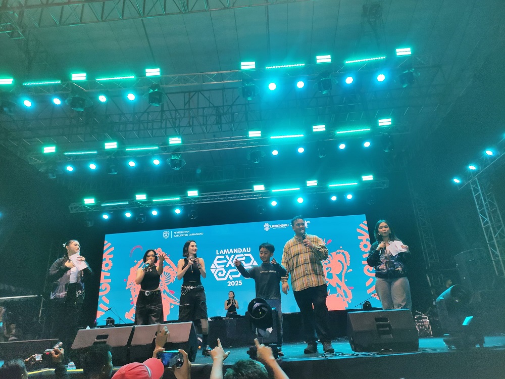Bupati Lamandau Rizky Aditya Putra menyaksikan penampilan DJ Gemoy X Della Monica di Alun-Alun Kota Nanga Bulik, Kabupaten Lamandau, Rabu (12/11) malam