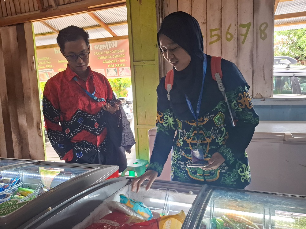 Rumah BUMN Seruyan dan Kemenag Seruyan tinjau label Halal di toko toko UMKM setempat, Kamis (13/11).