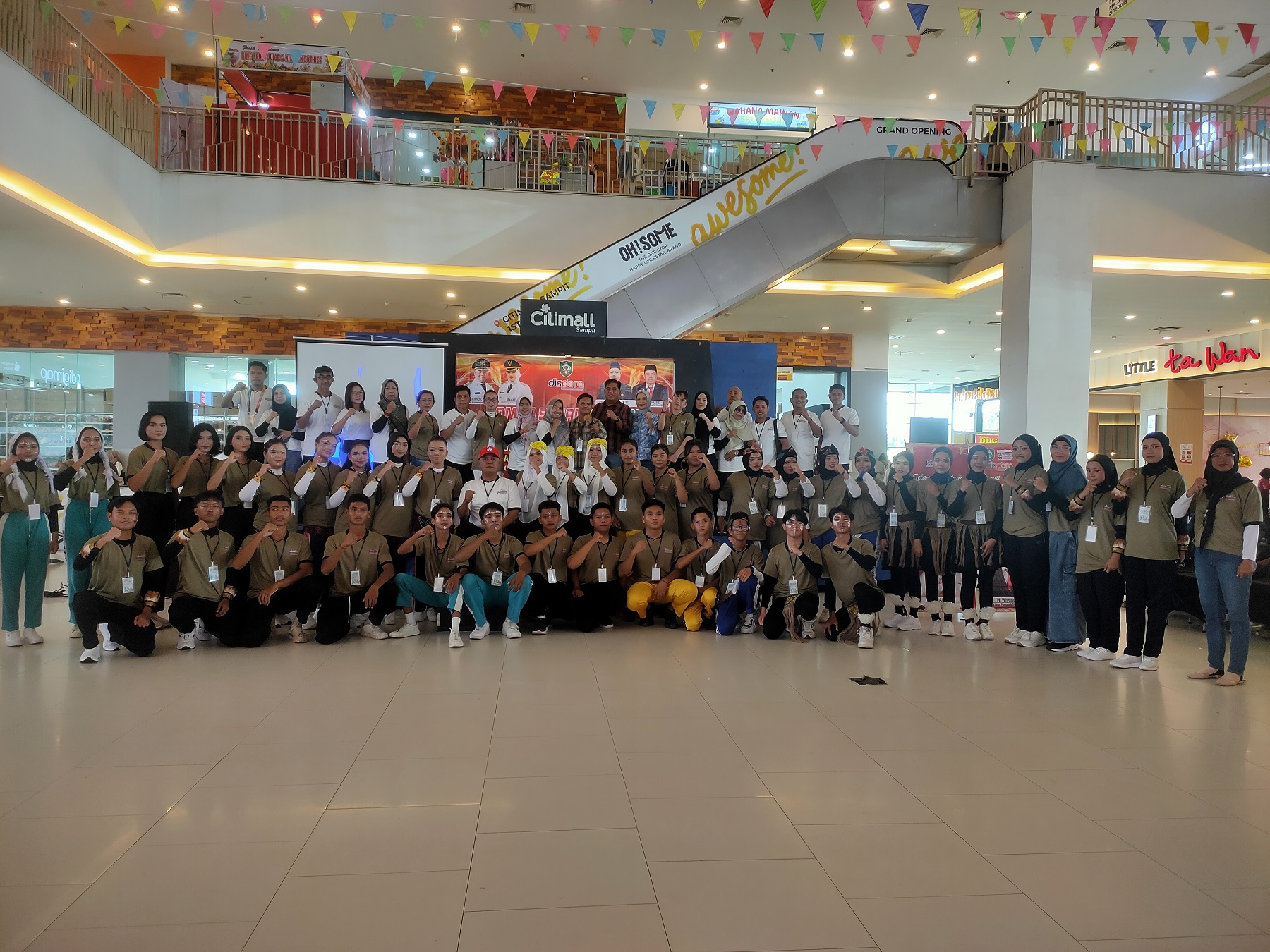 Para peserta lomba senam anta pelajar SMA/SMK/MA Se Kotim, Sabtu (15/11).