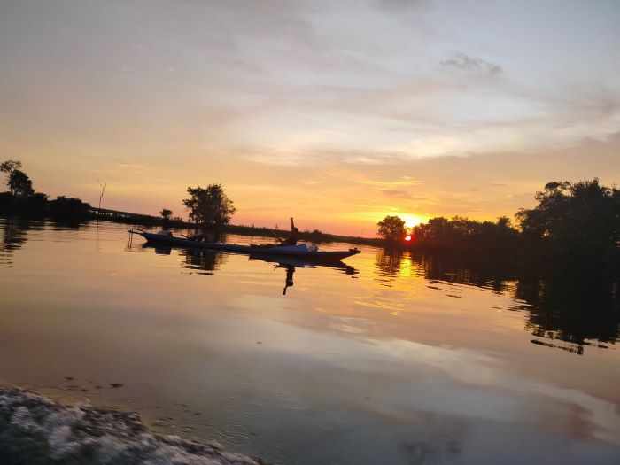 PERIKANAN: Salah seorang nelayan saat mencari ikan di Sungai Jelai, Sukamara menggunakan perahu mesin.  FOTO: FAUZIANNUR/RADAR SAMPIT
