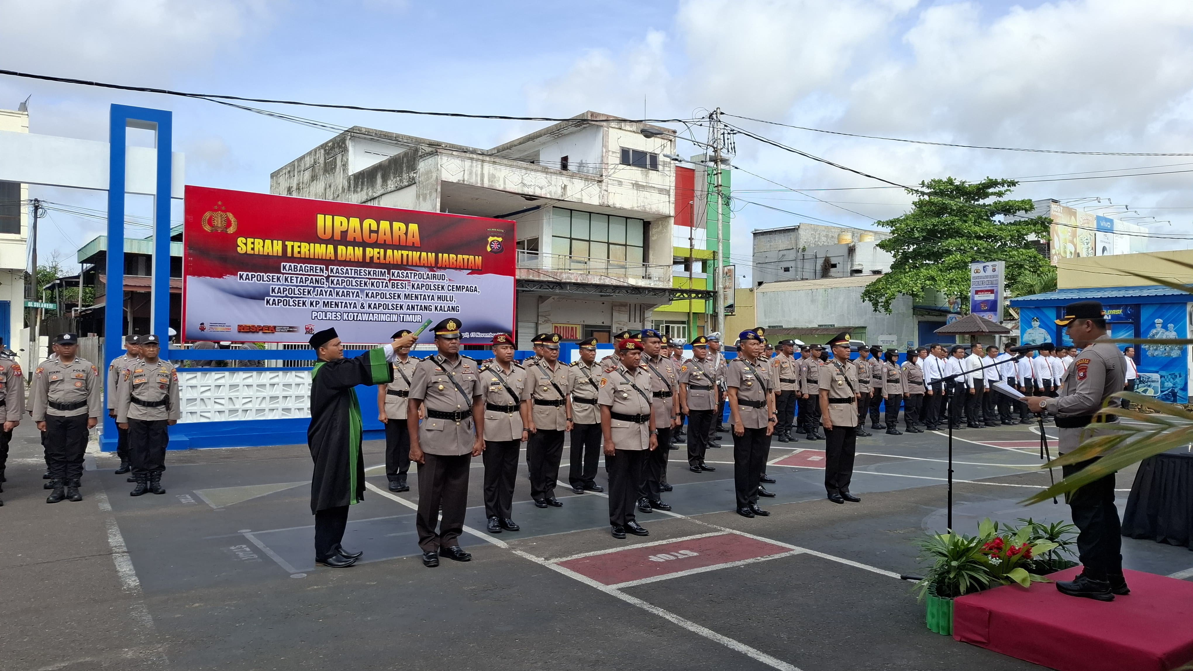 SERTIJAB : Kapolres Kotim AKBP Resky Maulana Zulkarnain saat memimpin upacara sertijab di Satlantas Polres Kotim, Sabtu (15/11) pagi. FAHRY/RADAR SAMPIT