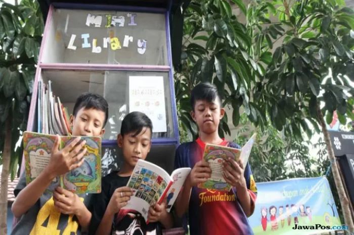 ILUSTRASI: Anak-Anak Membaca Buku/Jawa Pos
