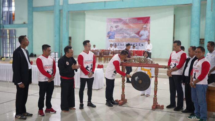 OLAHRAGA: Wakil Bupati Sukamara Nur Efendi memukul gong tanda dimulainya kejuaraan IPSI Cup 2025. FOTO: FAUZIANNUR/RADAR SAMPIT
