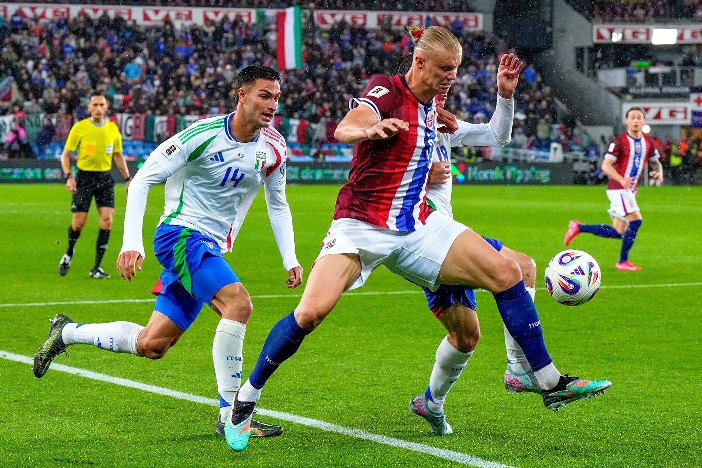 Striker timnas Norwegia Erling Haaland, saat dikepung pemain timnas Italia, dalam pertemuan pertama kedua tim di Kualifikasi Piala Dunia 2026 Zona Eropa.